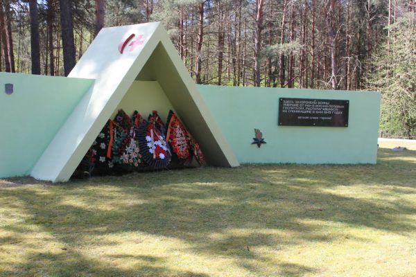 Цветы – к мемориальному комплексу