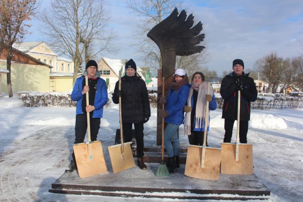 Молодежь запустила челлендж «Уберём снег вместе»