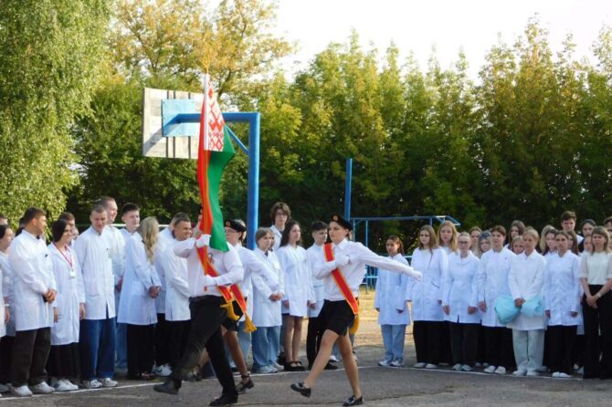 Торжественная линейка прошла в Слонимском государственном медицинском колледже