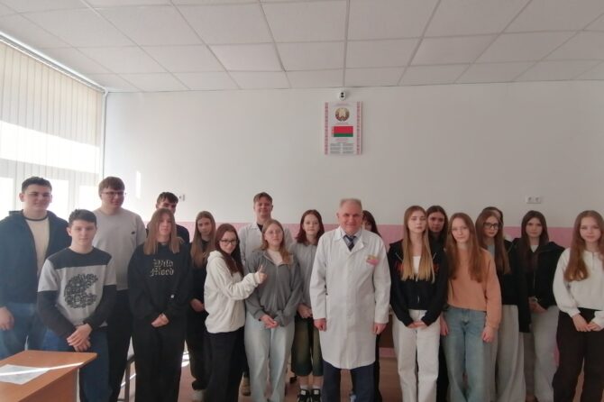 В Слонимском медколледже продолжается реализация проекта «Запусти сердце»: десятиклассники из Дятловского района осваивают навыки первой помощи