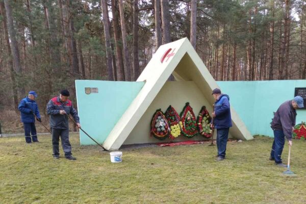 Священный долг памяти:  уборка мемориального знака «Полевой госпиталь»