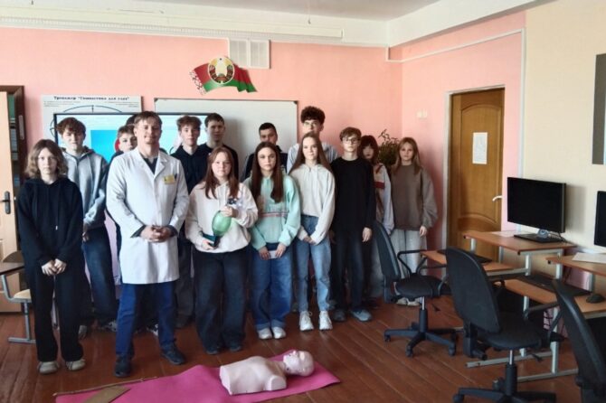 Проект «Запусти сердце» шагает по области: преподаватели Слонимского государственного медицинского колледжа обучили старшеклассников в Волковыске