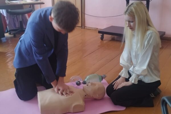 Проект «Запусти сердце» шагает по области: преподаватели Слонимского государственного медицинского колледжа обучили старшеклассников в Волковыске